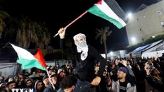 Người dân tại Dải Gaza vui mừng sau khi lực lượng Hamas và Israel đạt được thỏa thuận ngừng bắn. Ảnh: Reuters/TTXVN