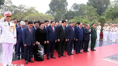 Đoàn đại biểu Lãnh đạo, nguyên Lãnh đạo Đảng, Nhà nước tưởng niệm các Anh hùng liệt sỹ. Ảnh: Phạm Kiên/TTXVN