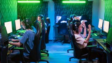 Với sự phát triển mạnh mẽ của mạng xã hội tại Việt Nam, các mối nguy trực tuyến với trẻ em đang càng trở nên đáng lo ngại. Ảnh minh họa