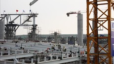 Nhà ga hành khách sân bay Long Thành thi công lắp đặt kết cấu mái thép. Ảnh: Hồng Đạt/TTXVN