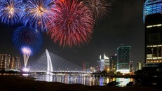 Thành phố Hồ Chí Minh bắn pháo hoa tầm cao đón mừng Xuân Ất Tỵ - năm 2025 tại khu vực đầu đường hầm sông Sài Gòn. Ảnh: Thanh Vũ/TTXVN