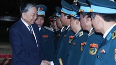 Tổng Bí thư Tô Lâm với lãnh đạo Bộ Quốc phòng và Quân chủng Phòng không-Không quân. Ảnh: Thống Nhất/TTXVN