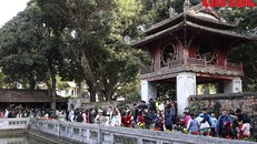 Du khách tham quan Văn Miếu - Quốc Tử Giám dịp Tết.
