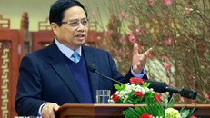 Thủ tướng Phạm Minh Chính chúc mừng năm mới Ất Tỵ ngành ngân hàng. Ảnh: Dương Giang/TTXVN