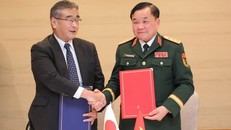 Thượng tướng Hoàng Xuân Chiến và Thứ trưởng Bộ Quốc phòng Nhật Bản Kano Koji trao đổi Biên bản Đối thoại Chính sách quốc phòng Việt Nam - Nhật Bản lần thứ 11. Ảnh: Phạm Tuân/TTXVN