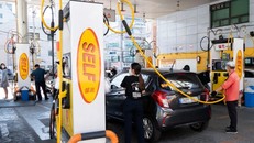 Bơm xăng cho phương tiện tại trạm xăng ở Seoul, Hàn Quốc. Nguồn: THX/TTXVN