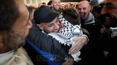 Tù nhân Palestine, được Israel trả tự do, đoàn tụ với người thân tại thành phố Ramallah, Bờ Tây ngày 8/2/2025. Ảnh: THX/TTXVN
