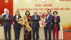 Chủ tịch Đỗ Văn Chiến tặng hoa chúc mừng 2 vị được hiệp thương cử bổ sung tham gia Ủy ban, Đoàn Chủ tịch Ủy ban Trung ương Mặt trận Tổ quốc Việt Nam khóa X. 