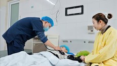 Bác sĩ thăm khám cho bệnh nhi mắc cúm A đang điều trị tại Khoa Nhi, Bệnh viện Bệnh nhiệt đới Trung ương. Ảnh: Minh Quyết/TTXVN