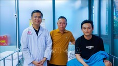 Bệnh nhân (áo đen) hồi phục sức khỏe tốt. Ảnh: TTXVN phát