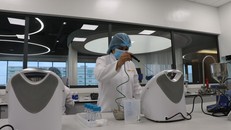 Nhân viên Trung tâm khơi nguồn sáng tạo Bloom và xúc tiến đổi mới toàn cầu đầu tiên tại Việt Nam nghiên cứu công nghệ sáng tạo. Ảnh: Dương Chí Tưởng/TTXVN