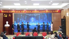 Các đại biểu thực hiện nghi thức kích hoạt Tháng tự học ngoại ngữ 2025. Ảnh: TTXVN phát