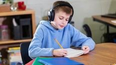 Tai nghe chống ồn. Ảnh: The Guardian