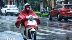 Mưa rét ảnh hưởng đến việc tham gia giao thông của người dân. Ảnh: Tuấn Anh/TTXVN