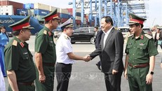 Lãnh đạo Tổng công ty Tân cảng Sài Gòn tiếp đón Thủ tướng Lào Sonexay Siphandone. Ảnh: TTXVN