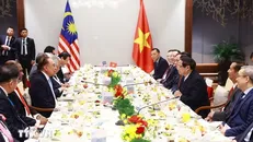 Thủ tướng Phạm Minh Chính làm việc với Thủ tướng Malaysia Anwar Ibrahim. Ảnh: Dương Giang/TTXVN