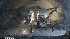 Thi công bên trong ống hầm số 3 thuộc gói thầu XL3 cao tốc Quảng Ngãi-Hoài Nhơn. Ảnh: Phạm Cường/TTXVN