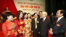 Chủ tịch Quốc hội Nguyễn Phú Trọng với các đại biểu tham dự Đại hội đảng bộ thành phố Hà Nội khóa XV (nhiệm kỳ 2010-2015). Ảnh: Trí Dũng/TTXVN