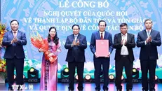 Thủ tướng Phạm Minh Chính trao Quyết định thành lập Bộ Dân tộc và Tôn giáo cho lãnh đạo Bộ. Ảnh: Dương Giang/TTXVN