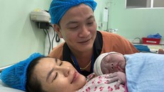 Thực hiện phương pháp "da kề da" khi vừa chào đời sẽ thắt chặt sợi dây gắn kết thiêng liêng giữa mẹ và bé. Ảnh: BVHV