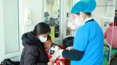 Khoa nhi Bệnh viện Đa khoa tỉnh Lai Châu đang trong tình trạng quá tải bệnh nhi nhiễm sởi. Ảnh: Quý Trung/TTXVN