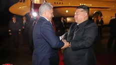 Thư ký Hội đồng An ninh Liên bang Nga Sergei Shoigu (trái) hội kiến Nhà lãnh đạo Triều Tiên Kim Jong-un tại Bình Nhưỡng. Ảnh: KCNA/TTXVN