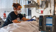 Bệnh nhân nhiễm COVID-19 được điều trị tại bệnh viện ở Worcester, Massachusetts, Mỹ. Ảnh: AFP/TTXVN