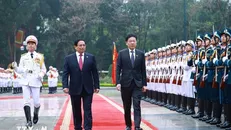 Thủ tướng Phạm Minh Chính và Thủ tướng Singapore Lawrence Wong duyệt Đội danh dự Quân đội nhân dân Việt Nam. Ảnh: Dương Giang/TTXVN