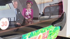 Nhà vua và Hoàng hậu trải nghiệm tuyến cáp treo đạt kỷ lục thế giới tại Cát Bà.