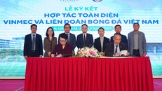 Bà Lê Thúy Anh - Tổng Giám đốc Hệ thống Y tế Vinmec và ông Nguyễn Văn Phú - Tổng Thư ký Liên đoàn bóng đá Việt Nam đại diện 2 bên chính thức ký kết hợp tác chiến lược toàn diện.