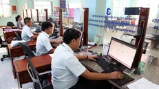 Thực hiện thủ tục hành chính. Nguồn: TTXVN