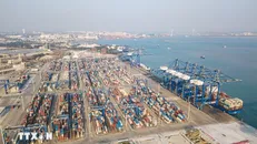 Quang cảnh cảng hàng hóa tại tỉnh Hải Nam, Trung Quốc. Ảnh: THX/TTXVN