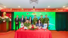 Đồng chí Thiếu tá Phan Đức Hiệp, Phó Giám đốc Trung tâm RAR và bà Lê Lan Chi, Tổng Giám đốc Zalopay ký kết hợp tác dưới sự chứng kiến của Thiếu tướng Phùng Đức Thắng, Phó Cục trưởng Cục Cảnh sát QLHC về TTXH; ông Lê Văn Tuyên, Phó Vụ trưởng Vụ Thanh toán cùng lãnh đạo các bên