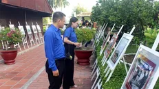 Khách tham quan Triển lãm. Ảnh: Hồng Hiếu/TTXVN