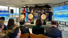 Đại diện lãnh đạo UNESCO và phái đoàn quốc tế nghe biểu diễn quan họ Bắc Ninh. Ảnh: Nguyễn Thu Hà/TTXVN