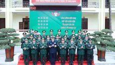 Bộ trưởng Bộ Quốc phòng hai nước cùng các đại biểu thăm Đồn Biên phòng Cửa khẩu Quốc tế Hữu Nghị Ảnh: Báo Biên phòng