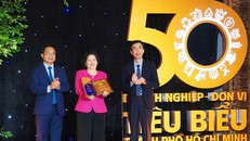 Bà Mai Kiều Liên đại diện Vinamilk đón nhận cúp vinh danh Top 50 doanh nghiệp, đơn vị tiêu biểu của TP.HCM từ lãnh đạo Thành phố.