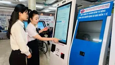 Máy đăng ký khám bệnh tự động tại Bệnh viện Đa khoa tỉnh Quảng Ninh. Ảnh: T.G/Vietnam+