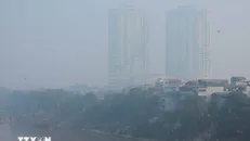 Các tòa nhà tại quận Long Biên (Hà Nội) chìm trong làn sương mù và bụi do ô nhiễm. Ảnh: Hoàng Hiếu/TTXVN