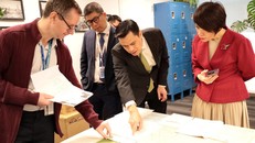 Chuyên gia sử học Liên hợp quốc giới thiệu với đoàn cán bộ Việt Nam các tư liệu về Việt Nam tại Liên hợp quốc. Ảnh: Thanh Tuấn/TTXVN