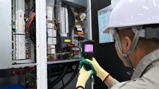 Kỹ sư Viettel Networks kiểm tra hệ thống cơ điện tại trạm cập bờ ADC.