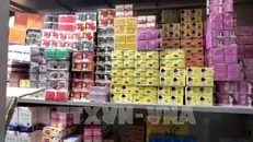 Số lượng lớn mỹ phẩm không rõ nguồn gốc bị lực lượng chức năng tạm giữ. Ảnh tư liệu: TTXVN