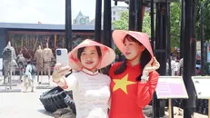 Người dân ghi lại những khoảnh khắc trong dịp lễ kỷ niệm ngày thống nhất đất nước. Ảnh: Thu Hương/TTXVN