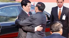 Tổng Bí thư, Chủ tịch nước Lào Thongloun Sisoulith đón Chủ tịch nước Lương Cường. Ảnh: Lâm Khánh/TTXVN