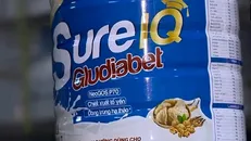 Một hộp sữa bị công an xác định là giả trong vụ án. Ảnh: VTV