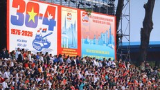 Đông đảo đại biểu, người dân tham dự Lễ diễu binh, diễu hành. Ảnh minh họa