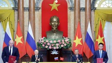 Chủ tịch nước Cộng hòa Xã hội Chủ nghĩa Việt Nam Tô Lâm và Tổng thống Liên bang Nga Vladimir Putin chứng kiến trao các văn kiện đã ký kết giữa hai nước vào chiều 20/6/2024. Ảnh: Nhan Sáng