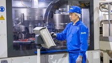 Phân đoạn sản xuất tự động tại nhà máy sữa bột Việt Nam của Vinamilk.