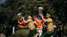 Múa trống Chhay dăm- di sản văn hóa của người Khmer được trình diễn trên núi Bà Đen. Ảnh: Sun World Ba Den Mountain