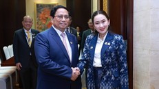 Trong chuyến tham dự Hội nghị Cấp cao ASEAN lần thứ 44, 45 và các hội nghị cấp cao liên quan tại Vientiane (Lào), tối 9/10/2024, Thủ tướng Phạm Minh Chính gặp Thủ tướng Thái Lan Paetongtarn Shinawatra. Ảnh: Dương Giang